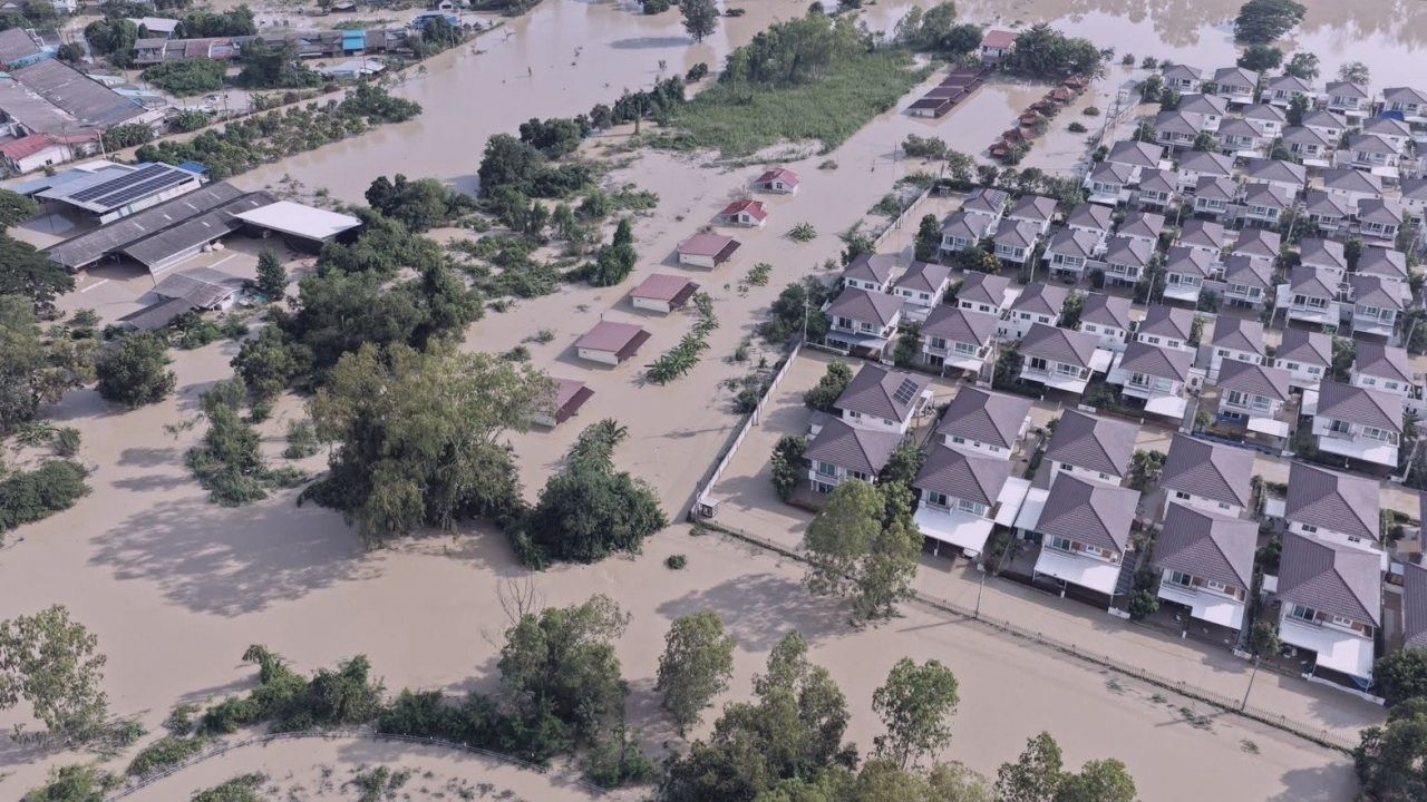 ภาพมุมสูงหมู่บ้านจัดสรรที่ถูกน้ำท่วม
