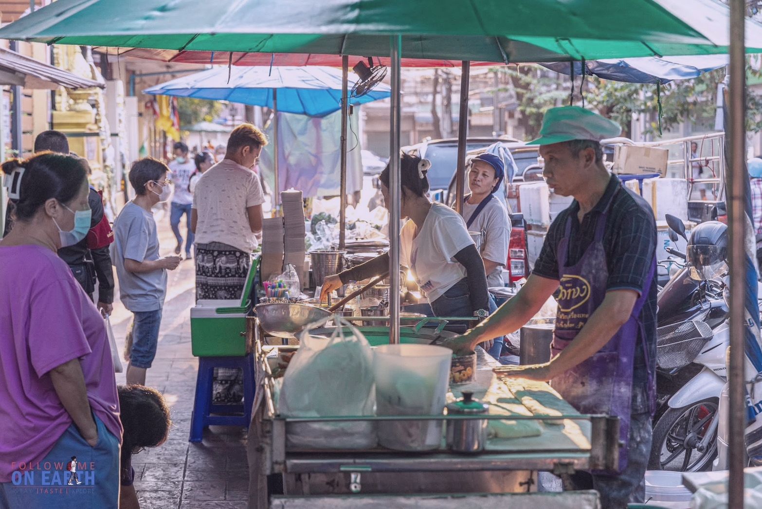 แผงอาหารริมทางที่กลับมาเปิดขายตามปกติ